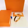 Bracciale rigido classico da donna o da uomo di design di lusso, bracciale classico, disegni d'amore, ciondoli per borse in pelle di alta qualità, coppia, dichiarazione di fornitura di gioielli