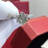 Geoki 925 Sterling Zilver Perfect Cut 2 Ct 8mm Geslaagd Diamant Test D Kleur VVS1 Moissanite Sneeuwkoningin Ring Luxe Partij Sieraden Cl236A