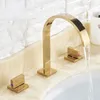 Rubinetto del bacino del bagno dorato rubinetto di acqua calda e fredda rubinetto a tre fori Due miscelatori Maniglia Tap Deck Mount Wash Vash Factes
