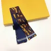 ハイエンドデザイナースカーフファッションヘッドバンドラグジュアリーブランドスカーフハンドバッグスカーフタイヘアバンドル高品質のシルクネッカチーフ83608236