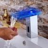 バスルームのシンクの蛇口2021銅の洗面台のLEDの色の意味の正方形のガラスの滝スマート水力の温度が敏感