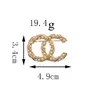 高級女性デザイナーブランドレターブローチ 18 18K ゴールドメッキインレイクリスタルラインストーンジュエリーブローチチャームガールズパールピン男性結婚ウェディングパーティー布アクセサリー