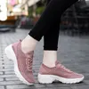 2021 Diseñador de zapatos para correr para mujeres Blanco Gris Púrpura Rosa Negro Moda para hombre Entrenadores de alta calidad Deportes al aire libre Zapatillas de deporte Tamaño 35-42 QP