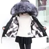 女性の毛皮のファックス2021厚い暖かいパーカーの冬のジャケットの女性の自然なアライグマの襟の緩いスリバーライナーショートコートファッションレアル