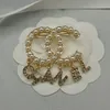 20 kleur 18K Vergulde Merk Designer Letters Broches Vrouwen Kleine Zoete Wind Kristal Strass Parel Pak Jurk Pins voor Weddin2166