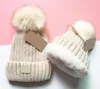 Großhandel Hochwertige Wintermützen Hüte Damen und Herren Mützen mit echten Waschbärfell-Pompoms Warme Mädchenkappe Snapback-Pompon-Mütze 6831