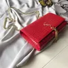 Designer Luxury handväskor med kedjelager axelväskor crossbody hasp up liten metallisk röd läder handväska kvinnor festpåse toppkvalitet