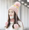 冬の甘いと暖かいウールのニット帽子スカーフのスカーフはファッションの厚い3球の耳の保護かわいい女性の帽子のスーツキャップを設定