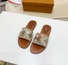 Kobiety kapcie Najwyższej jakości Bankiet Bankiet Slide Buty PP Słomunkowy Sandały Sandały Skórzane Multicolor Płaski Obcas Mule List Size 35-42 bez pudełka 61bH #