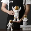 Modern heminredning astronaut figurer Födelsedaggåva till man pojkvän abstrakt staty mode spaceman skulpturer guld färg 211108