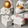 Décor à la maison Astronaute Figurines Spaceman Avec Lune Sculpture Miniatures Décoratives Cosmonaute Statues Cadeau Pour Homme Petit Ami 210607