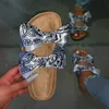 Тапочки летние женские сандалии лук -леопардовый принт дамы открытые ноги