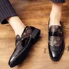 Müßiggänger Männer Schuhe PU-Leder-Druck Bequeme geeignete vielseitige niedrige Ferse-spitze Metallschnalle-Dekoration Casual britisch DH021