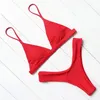 mujeres nadando micro bikinis