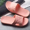 2021 Unisex Inomhus Sandaler Kvinna Man Sommar Soft Icke Slip Badrum Slippers Kvinnors och Mäns Flip Flop Dusch Tofflor H1122