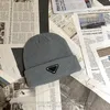 ソリッドニット帽子ユニセックスメンズデザイナートライアングルレターラグジュアリーPメンズ帽子の高品質ビーニー女性カジュアルビーニーCAP D2111053HL