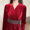 Kleid im französischen Stil, temperamentvoll, rot, heller Samt, weiblich, Herbst und Winter, dünne Rüschen, Damen mit Gürtel 12556 210508