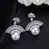 Vintage Design Tiny Cubic Zirconia Stones Inställning Elegant Fan Shape Dangle Drop Pearl Earring för Kvinnor CZ052 210714