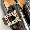 Tasarımcı ayakkabı moda elmas düğmeleri patentli deri altın klasik siyah ve beyaz sivri burun iş Oxford ayakkabı seyahat yürüyüş eğlence