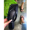 2021 Zomer nieuwe damesschoenen open teen slippers platte sandalen modieuze outdoor comfort plus size 41 y0427