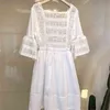 Прибытие летние моды корейских платьев халат высокая талия красный / белый кружевной полый свободное платье Vestidos 210520