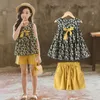 I bambini estivi impostano abiti casual con fiocco floreale senza maniche giallo pantaloncini solidi 2 pezzi vestiti per ragazze 3-12T 210629