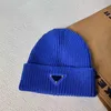 8 färger vinter varmt stickat hatt unisex designer fasta färg hattar lyx triangel mössor mens casual cap kvinnor beanie casquette d2115287012