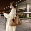 데일리 가방 여성 2023 새로운 노선 올해 매치 간단한 인쇄 핸드백 대용량 서부 스타일 하이 감각 큰 숄더백