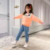 女の子の服スターベリースウェットシャツ+ジーンズ春のトラックスーツのパッチワーク子供のスポーツスーツ210528