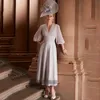 Elegant Silver Tea Längd Mor Bröllop Gästklänningar Puff Sleeves V Neck Ruched Pleat En Linje Chiffon Mor av Bride Dress Vestido de Madrinha Farsali