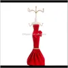 Förpackningsdroppleverans 2021 Creative Princess Red Festive Mannequin Jewelry Stand Rack Wedding Gift Window Display Mini Doll Sofa ZC594