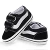 Обувь для детской кроватки First Walkers, обувь для новорожденных девочек и мальчиков, нескользящие парусиновые кроссовки, кроссовки Prewalker, черный, белый цвет, От 0 до 18 мес.