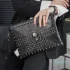 Designer schoudertassen koppeling voor man punkelementen luxe messenger tas schedel patroon satchel clutch tas mode klinknagels mannen hangbags zacht