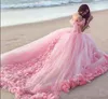 2022 فساتين quinceanera الطفل الوردي الكرة العباءات قبالة الكتف مشد الساخن بيع الحلو 16 فساتين السهرة مع اليد صنع زهرة حفلات الزفاف ثوب