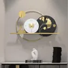 壁掛け時計装飾的で腕時計リビングルームアートライトラグジュアリークロックモダンなシンプルなクォーツ世帯の装飾