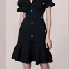 Runway Lato Luksusowe Bogini Ruffles Syrenka Dress Kobiety Koralik Bodycon Krótki Rękaw Lady Black V Neck Party 210506