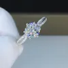 클러스터 링 둥근 화이트 골드 Moissanite 링 1ct 6.50mm d VVS 여성용 고급 웨딩