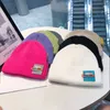 Beanie Winter Hat caldo cappello da alpinismo cappelli lavorati a maglia pin decorazione uomo e donna morbido 8 colori opzionale bella buona alta qualità