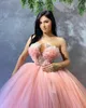 Dusty Pink Princess Quinceanera Dress Peral Frezowanie V Neck Glitter Cekiny Ruffles Party Sweet 16 Suknia Vestidos DE 15 Años