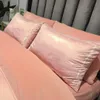 Set di biancheria da letto rosa di design alla moda, lenzuolo invernale in velluto, lettera stampata, copripiumino, federe, set copripiumino di design queen size di alta qualità