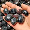 Garnet em Flashy Arfvedsonite Crystal Rocks Tumbled Stones Artesanato Polido 20-30mm Irreuglar Natural Fogos-de-artifício Gemstone Potência Pessoal Astrophyllite Stone 1000g