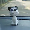 Mini bobblehead che annuisce e scuote la testa. Simpatico cucciolo di cane, ornamento per auto, decorazione per cruscotto