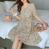 夏の巾着のドレスの女性Puff韓国のシルク生地甘い花柄ミニ半袖Vカラードレス9013 50 210417