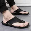 Sommar Casual Men's PU Flat Flip Flops 2021 Bekväma slitstarka sandaler för män utomhus glidande mjuka sula tofflor