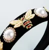 Flickor Rhinestone Bees Hair Sticks European American Retro Style Barock Diamond Bee Wide Brim Headband för Kvinna Velvet Alloy Pearl Headwear S1087