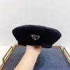 2022 Sombrero de diseñador Boina Sombreros de terciopelo para mujer Gorra retro Cálido invierno a prueba de viento Gorras de capó de vacaciones