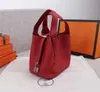 2021 Women Totes Handbag مصممون فاخرون حقائب الخضار سلة الكتف مع العدد التسلسلي