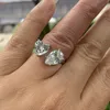 シンプルなファッション結婚指輪輝く高級ジュエリー925スターリングシルバーウォータードロップホワイトTopaz Czダイヤモンド開いた調節可能な女性の婚約バンドリングギフト