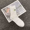 21SS Mens Fashion Socks Brevmönster Boys Sock Hiphop Street Style för att köra sport Andas Aktiv Strumpor 2 Färger Gratis Storlek Ins Hot