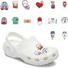 Fabrication de gros Jibbitz de soins infirmiers en PVC pour sabots Crocs Accessoires de chaussures de soins infirmiers